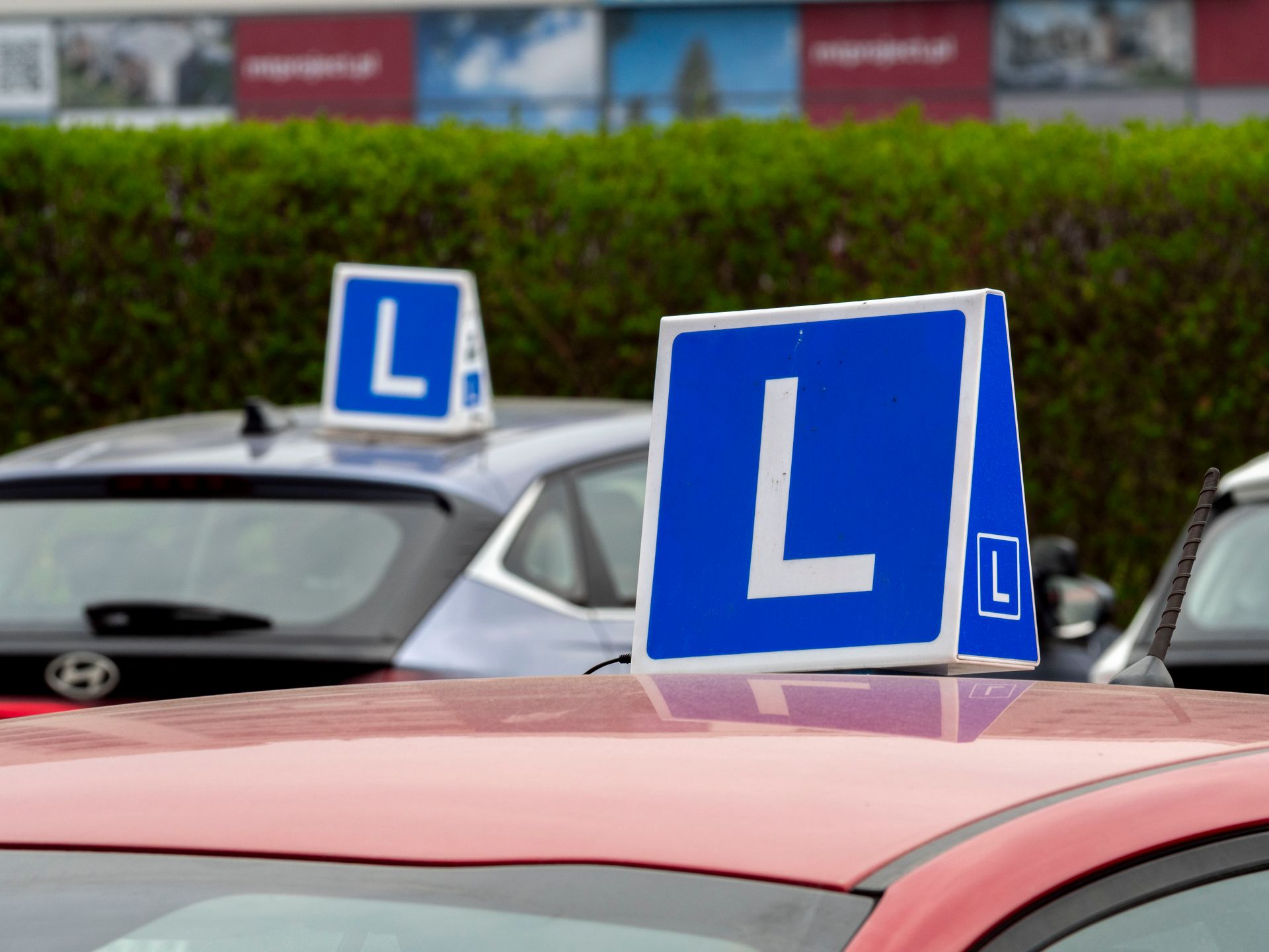 Coches de autoescuela con la L