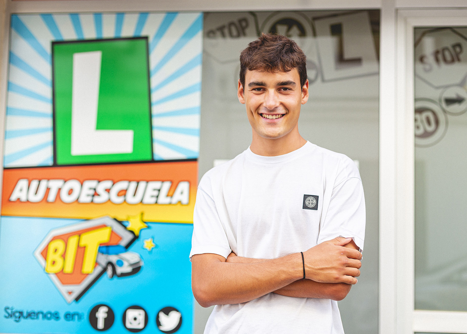 Alumno frente al mural equipo
